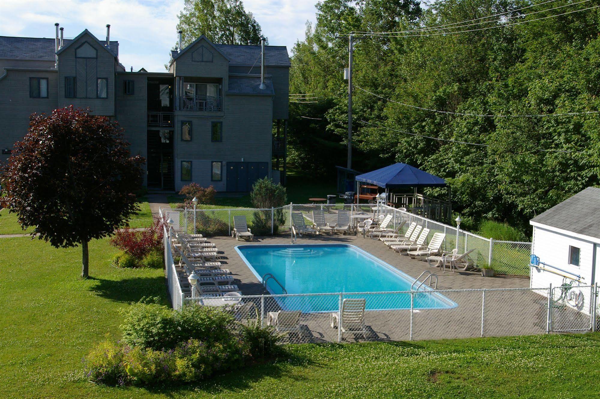 Holiday Villa Resorts At Mont Ste Anne Beaupré Exterior photo